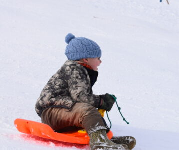 Consejos prácticos para divertirse en la nieve de Los Puquios con trineos